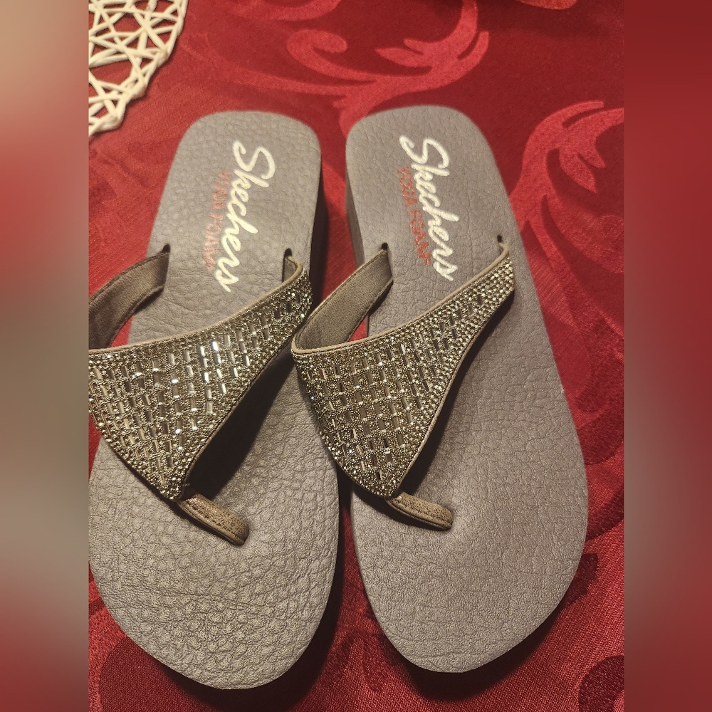 7.5 Sketchers sandals